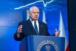 Adam Glapiński na molo w Sopocie. Prezes banku centralnego musi dbać o zduszenie inflacji, a nie zapewniać o zakończeniu cyklu
