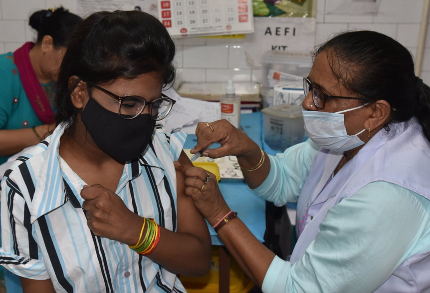Szczepienie przeciw COVID-19 w Nowym Deli w Indiach