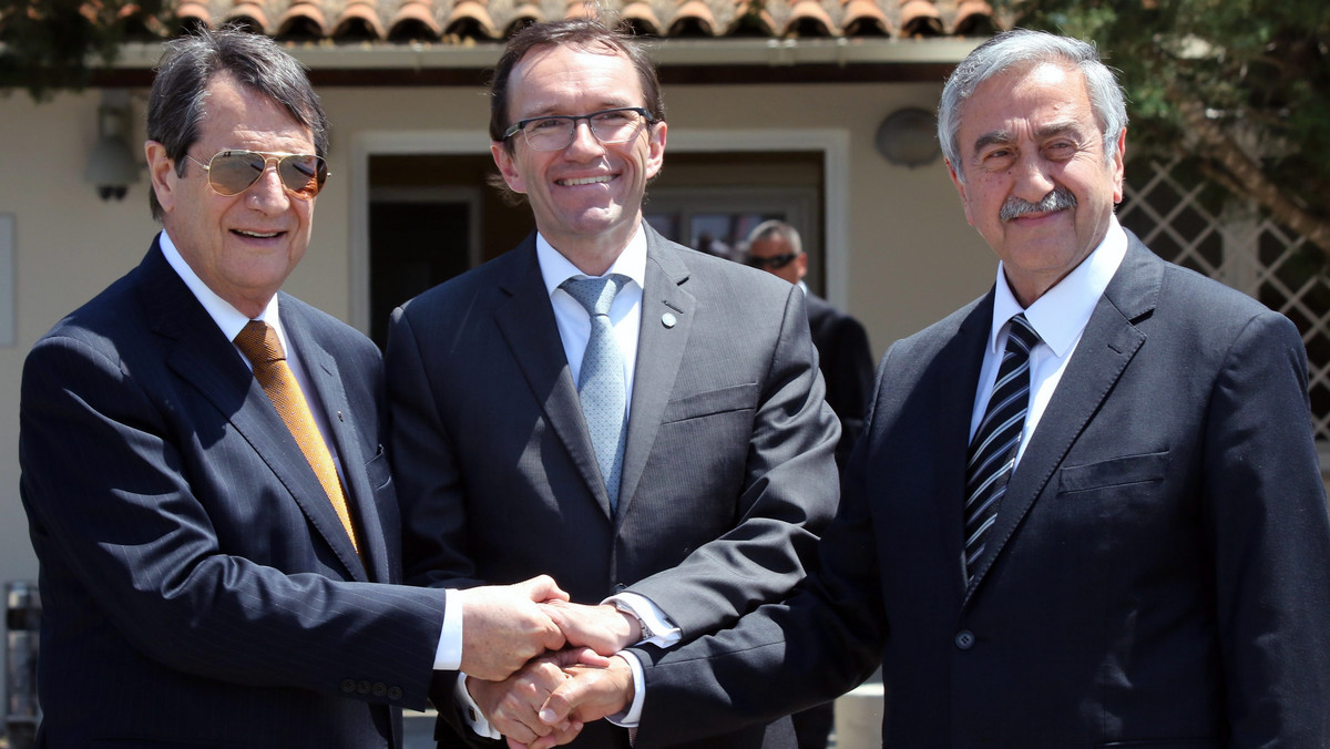 Nowa tura negocjacji pokojowych ws. zjednoczenia Cypru rozpoczęła się od pozytywnego gestu przywódcy cypryjskich Turków Mustafy Akinciego - zniesienia obowiązku wizowego dla Greków cypryjskich pragnących odwiedzić północną stronę podzielonej wyspy.