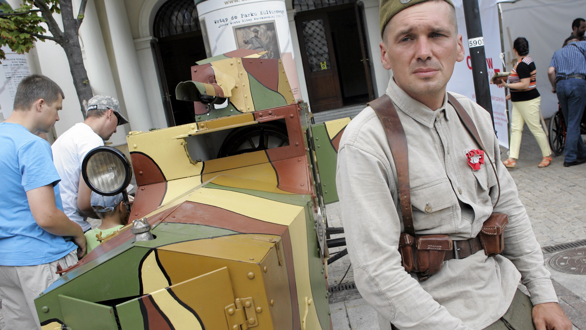 Inscenizacja walk Polaków z bolszewikami z 1920 r. będzie atrakcją obchodów 93. rocznicy Bitwy Warszawskiej w czwartek w Ossowie k. Wołomina. - Żywa lekcja patriotycznego wychowania – tak rekonstrukcję określił starosta wołomiński Piotr Uściński.