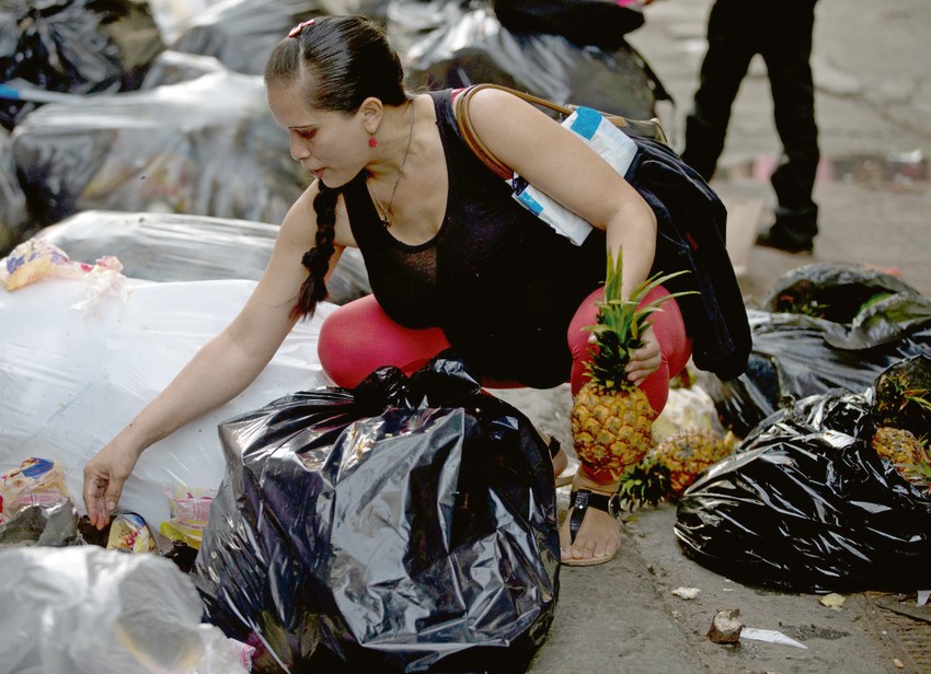 Trudnica prebira
po smeću kako bi
pronašla voće