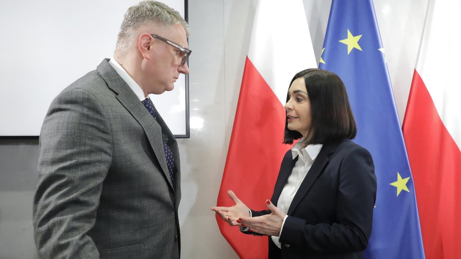  Przewodnicząca komisji, posłanka Trzeciej Drogi Magdalena Sroka oraz zastępa przewodniczącej, poseł Konfederacji Przemysław Wipler