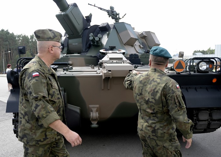 Armatohaubica Krab jest samobieżnym działem artyleryjskim o kalibrze 155 mm. Załogę stanowi pięć osób (dowódca, działonowy, dwóch ładowniczych i kierowca), z tego czterech zajmuje miejsca w wieży. Dzięki wspomaganiu elektroniki działo jest w stanie trafiać w cel oddalony o 40 km z dokładnością do kilku do kilkunastu metrów.<br><br> (dd/zuz) PAP/Darek Delmanowicz