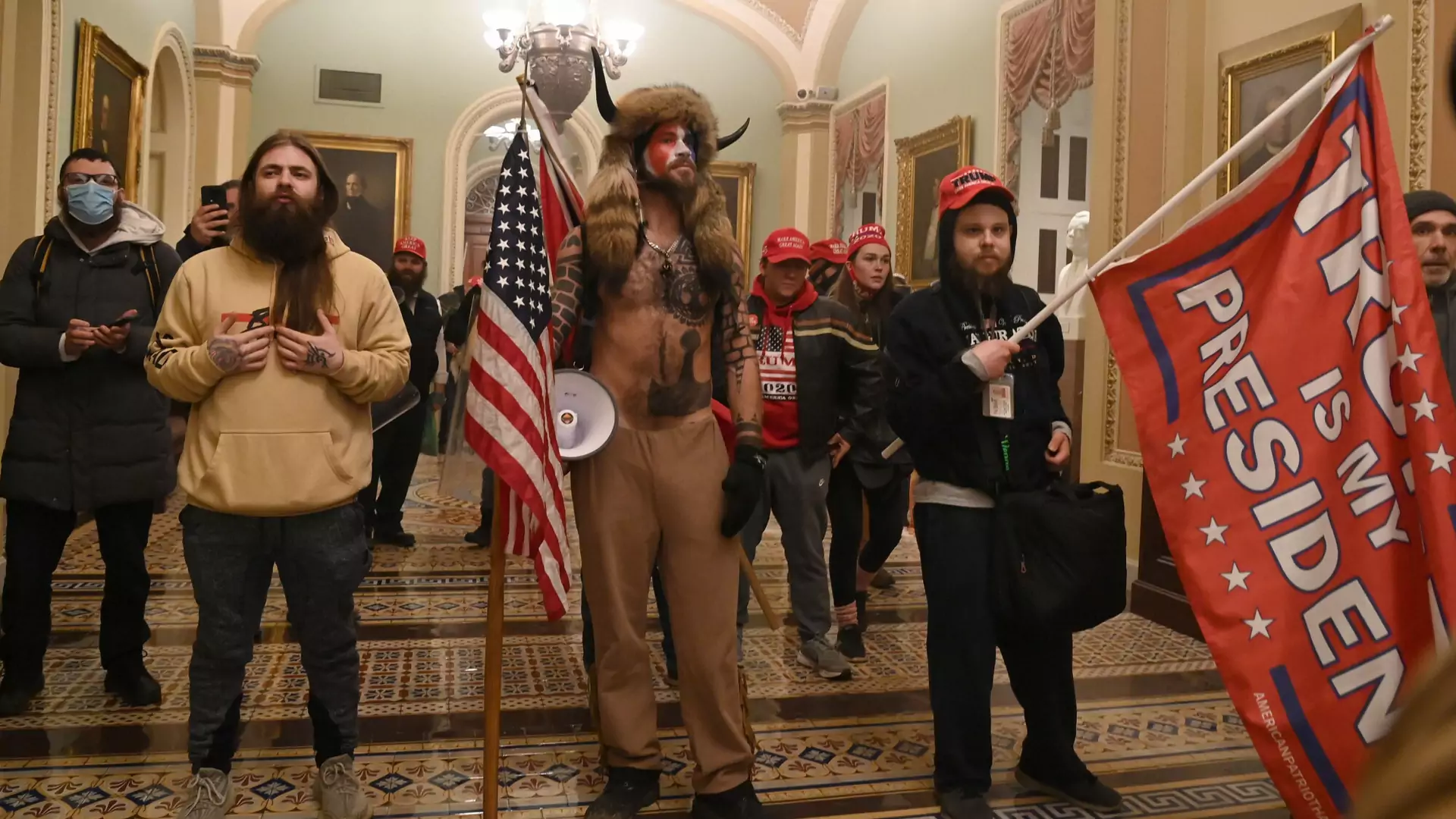 Kapitol odbity z rąk zwolenników Trumpa. Przez kilka godzin panował tam chaos