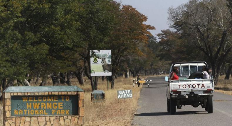 A vehicle carries visitors arriving at Zimbabwe's Hwange National Park, August 2, 2015. REUTERS/Philimon Bulawayo