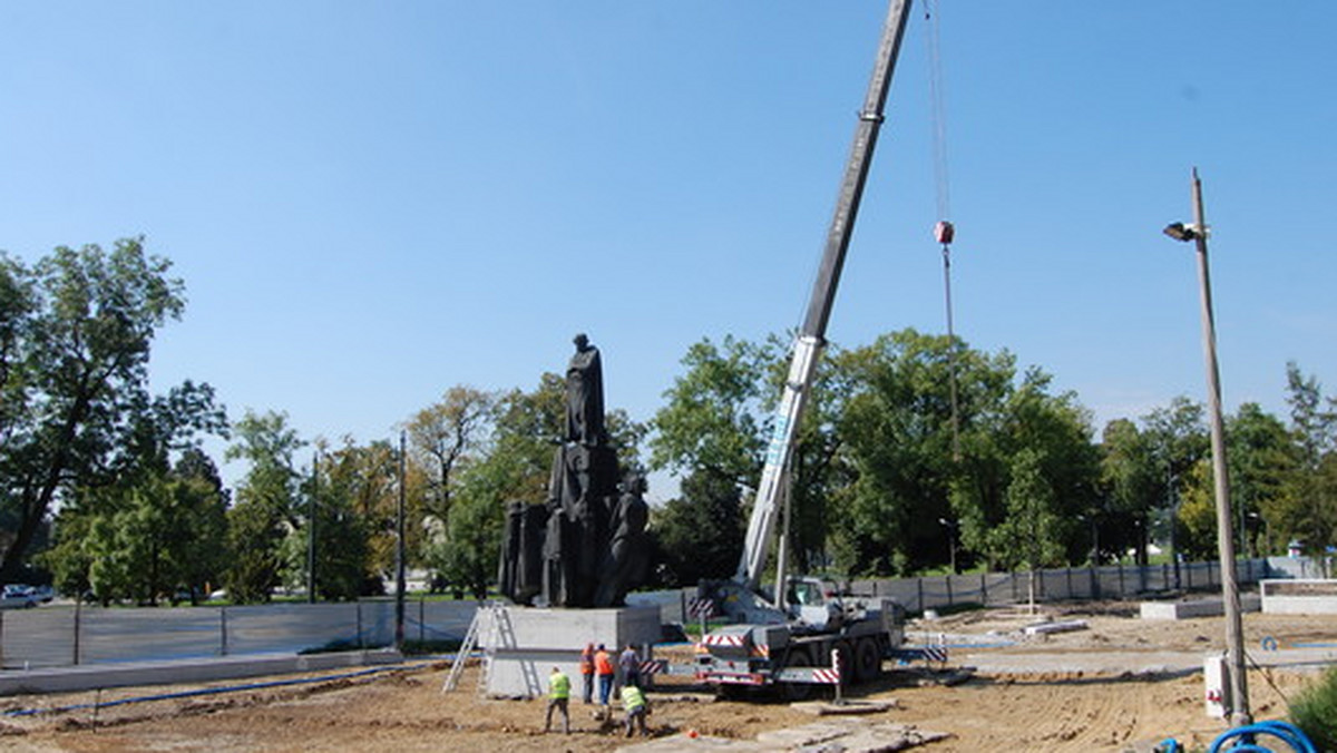 Pomnik Stanisława Wyspiańskiego wrócił na plac przed Muzeum Narodowym w Krakowie. Przez ostatnich kilka miesięcy był w innym miejscu, bo na placu trwała budowa parkingu podziemnego.