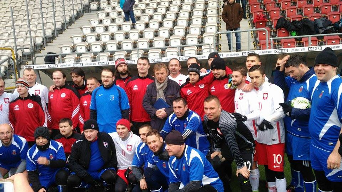 Grad goli, gorąca atmosfera pomimo padającego śniegu, znani piłkarze i Zbigniew Boniek na trenerskiej ławce. A to wszystko w szczytnym celu. Chodzi o wsparcie i zakup sprzętu dla niewidomych piłkarzy drużyny Tyniecka Nie Widzę Przeszkód. W sumie udało uzbierać się kilkanaście tysięcy złotych.