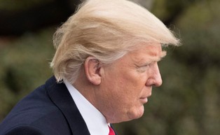 Trump krytykuje sędziego za wstrzymanie dekretu. "Teraz nawet ci z wrogimi zamiarami mogą przybyć do USA"