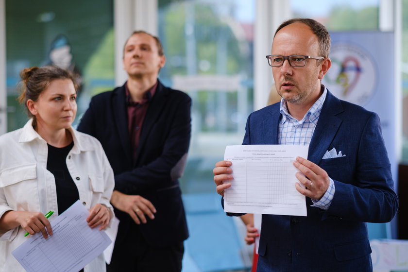 Posłanka Monika Rosa, Bartłomiej Czaja, radny Chorzowa i dr nauk ekonomicznych Bartłomiej Gabryś zaangażowali się w zbieranie podpisów pod petycją