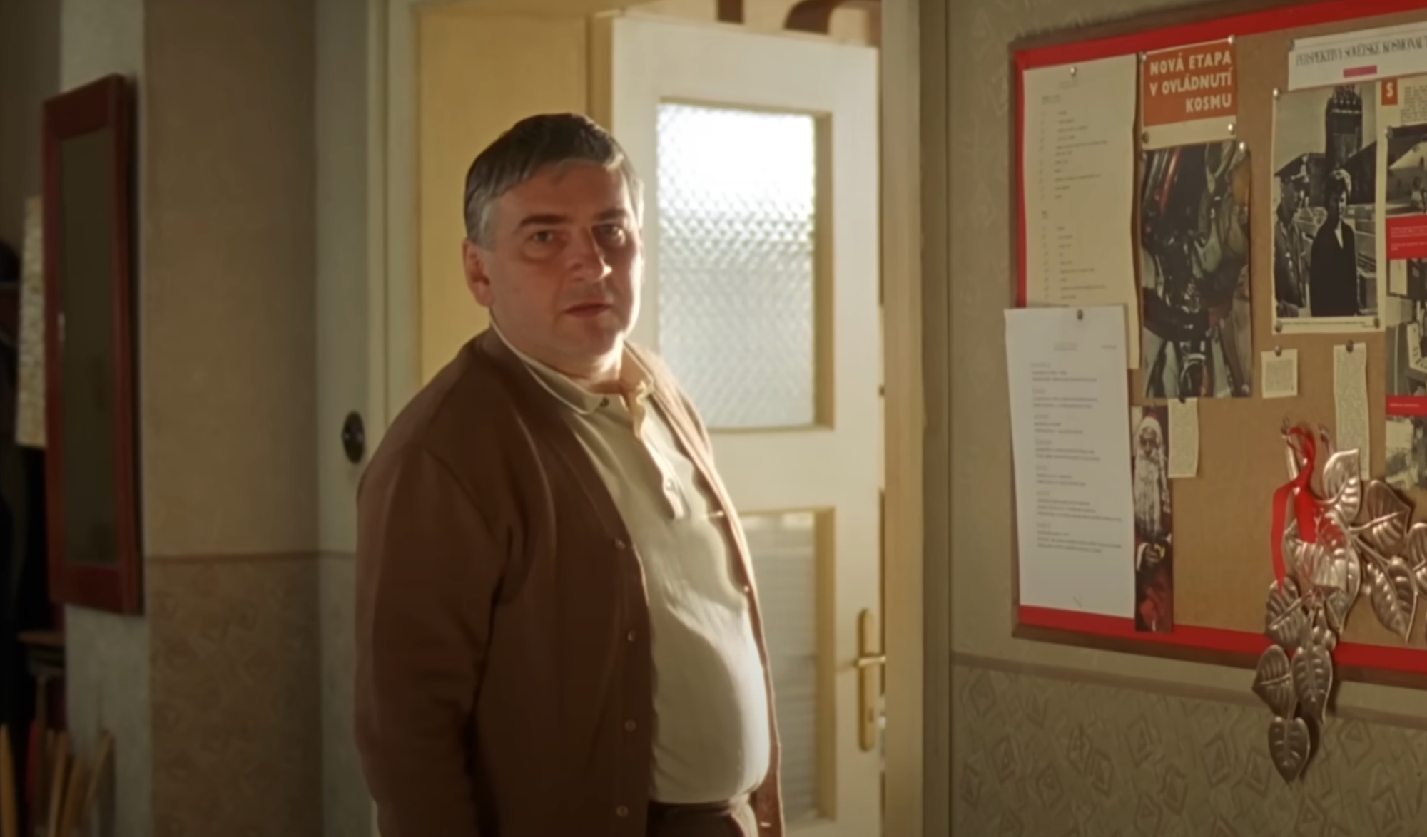 Český herec Miroslav Donutil vo filme Pelíšky.