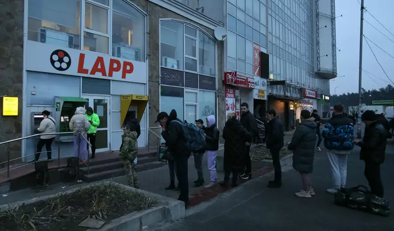 Ludzie stojący w kolejce do bankomatu - Kijów, Ukraina / Stringer/SPUTNIK Russia/East News