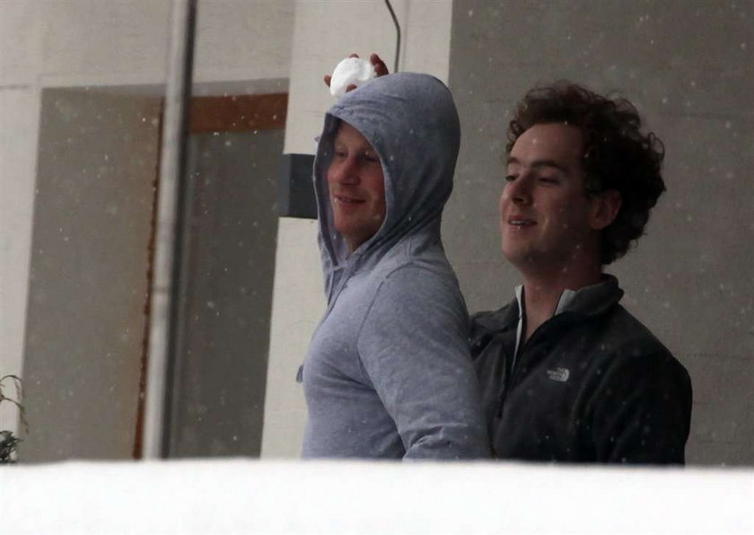 Książę Harry rzuca w ludzi śnieżkami