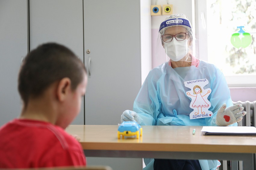 Vaspitačica se igra sa dečakom