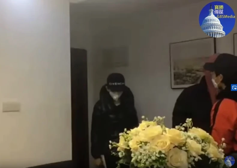 Snimak se prekida kad su dva čoveka ušla u njegov stan