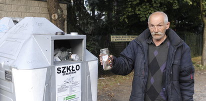 „Rzeka” szkła wylewa się z kontenerów