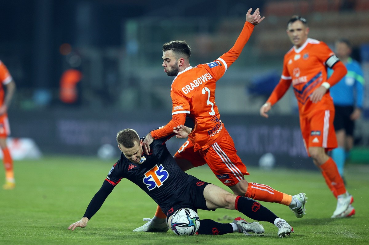 Zawodnik Bruk-Bet Termaliki Nieciecza Marcin Grabowski (P) i Paweł Olszewski (L) z Jagiellonii Białystok podczas meczu 20. kolejki piłkarskiej Ekstraklasy