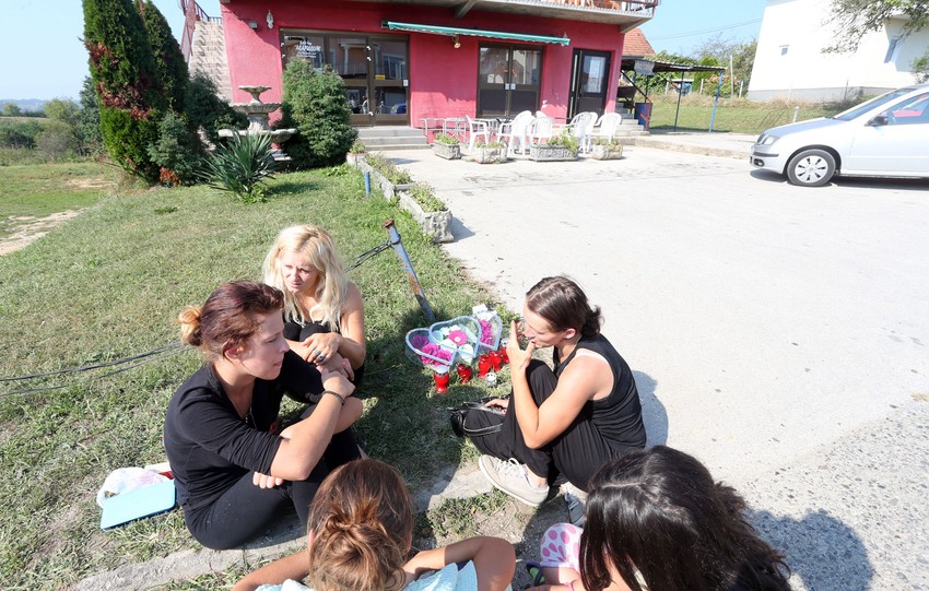 Rodbina i prijateljice na mestu tragedije