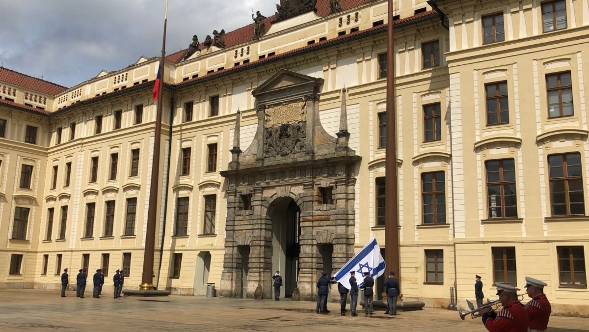 "Decyzją Prezydenta Republiki Czeskiej Miloš Zeman, flaga Izraela została umieszczona na pierwszym dziedzińcu Zamku Praskiego, jako wyraz jednoznacznego poparcia i solidarności" - poinformował oficjalny profil biura czeskiego prezydenta.