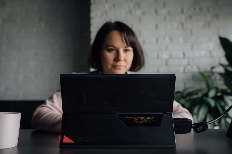 Lekki i zgrabny ASUS, sprawdził się podczas pracy w różnych miejscach. Dzięki najnowszemu procesorowi Intel Core i9 nawet najcięższe pliki w Photoshopie działały bez zarzutu