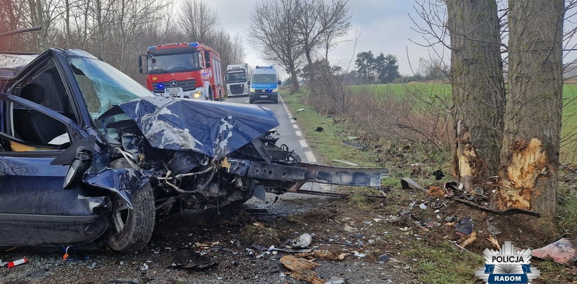 Tragiczne efekty pośpiechu. 52-letni kierowca rozbił się na drzewie