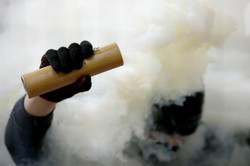 Surowe kar dla kibiców, którzy odpalą race lub wbiegną na boisko