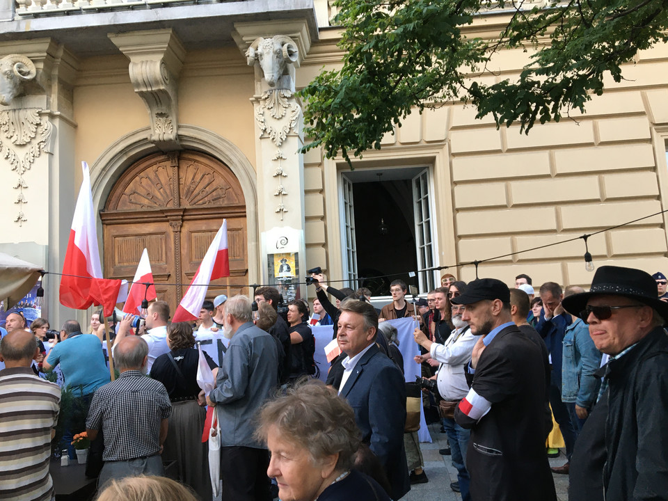 Protest przed Kinem pod Baranami w Krakowie w sprawie filmu "Zielona granica"