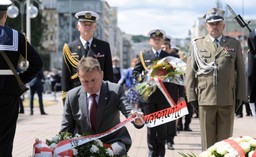 Miłosz: Wojsko traktowane jak kabaret Mariusza Błaszczaka