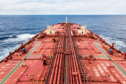 Pracownicy kolejnych portów odmawiają obsługi statku z rosyjską ropą