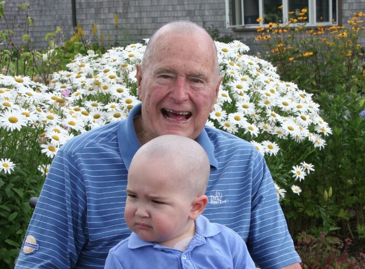 George Bush ogolił głowę w geście solidarności z chorym chłopcem