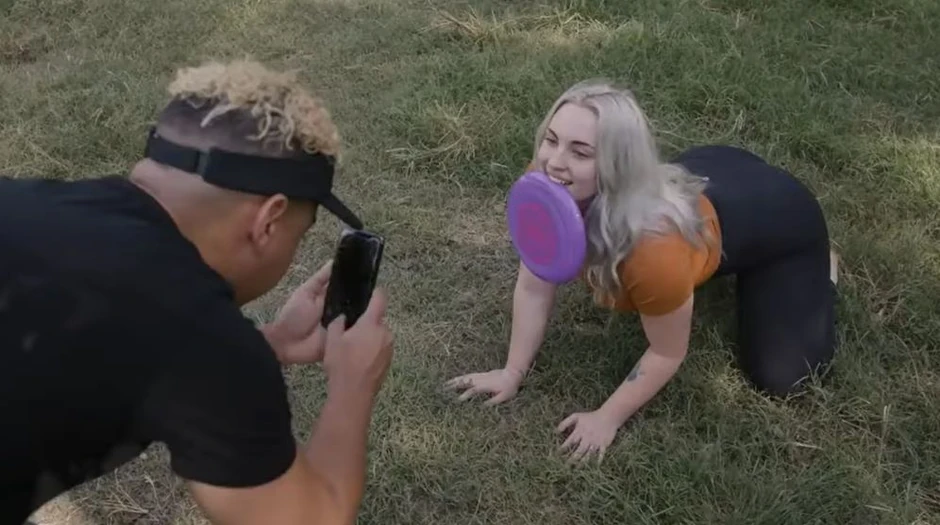 Džena se igra sa frizbijem