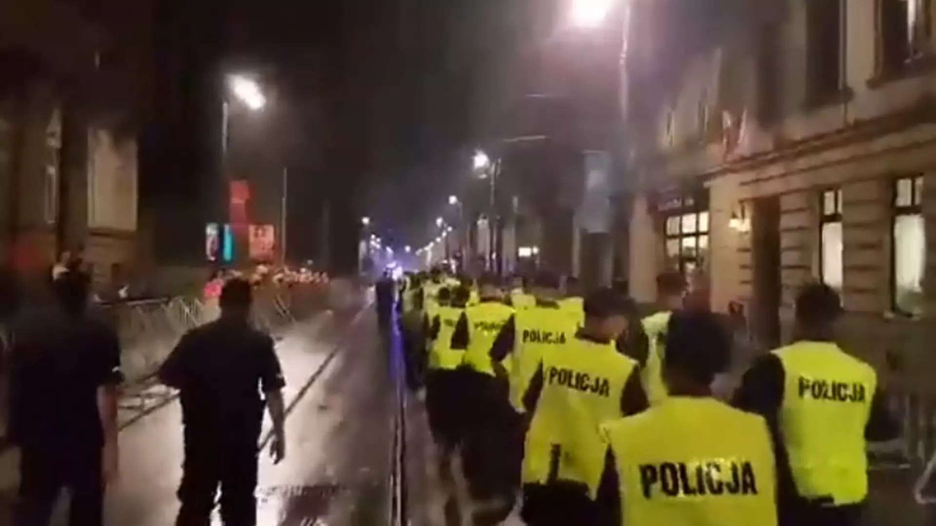Policja wychodzi na ulicę i… dostaje oklaski. To wideo pokazuje, że coś się jednak w Polsce zmienia
