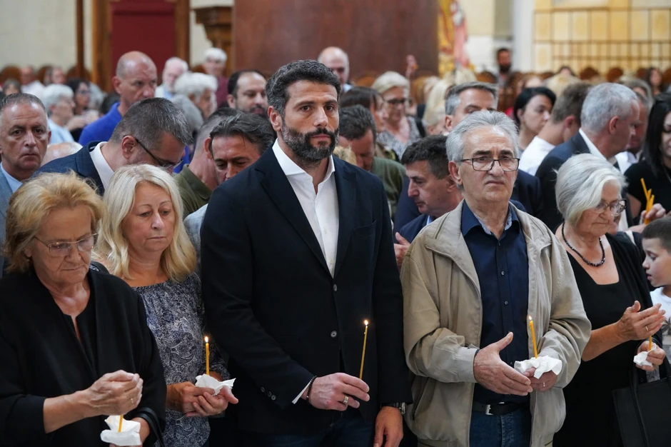 Paljenje sveća stradalima, Aleksandra Šapić