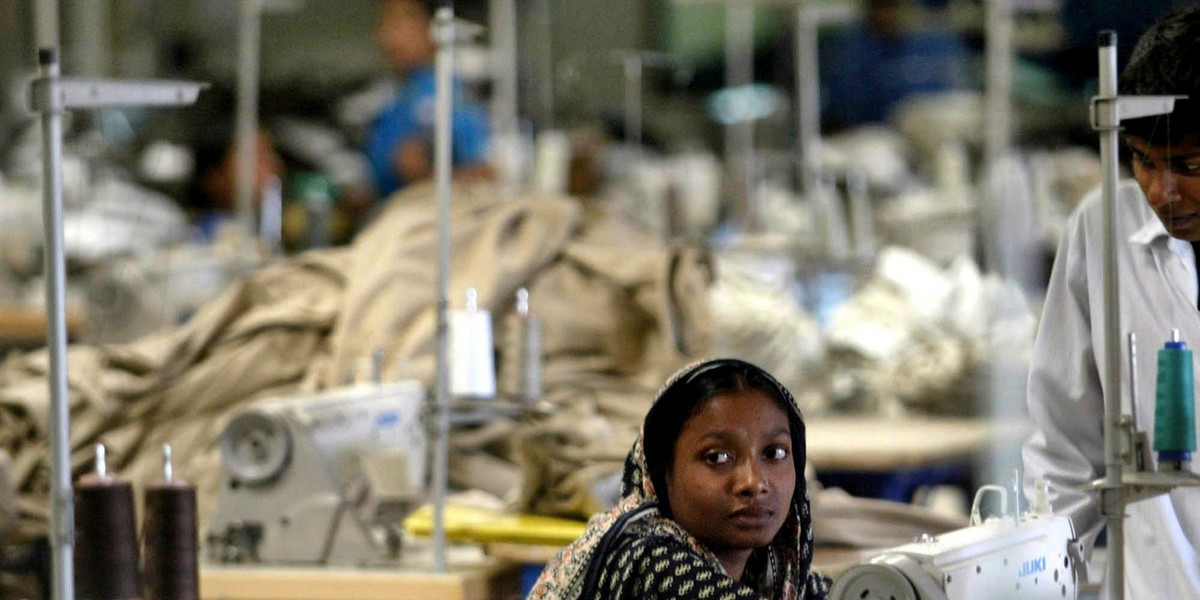 Jedna z fabryk odzieżowych w Dhace w Bangladeszu. Produkcja ubrań i dodatków to jedna z głównych gałęzi przemysłu w tym kraju, główne źródło dochodów z eksportu