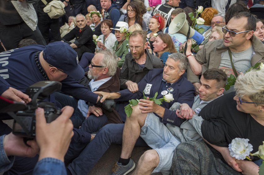 Policja skierowała 91 wniosków do sądu za blokowanie jezdni na drodze marszu. 