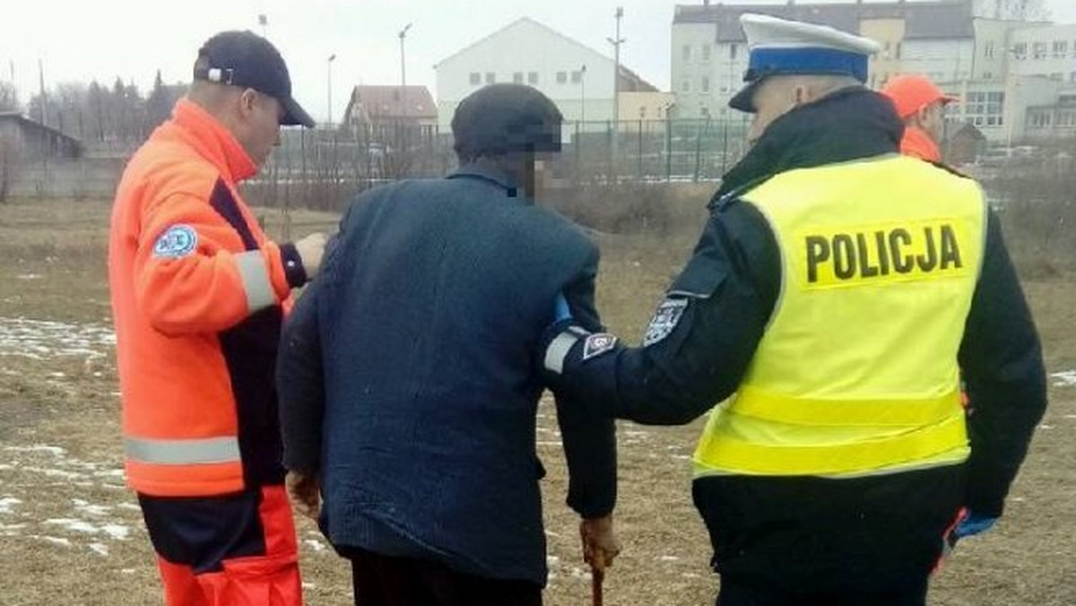 Kieleccy policjanci podczas patrolowania drogi krajowej w okolicach Łagowa zauważyli idącego poboczem starszego mężczyznę. Ich uwagę zwrócił fakt, że miał on sobie tylko marynarkę i cienki sweter. Jak się okazało, 86-latek nie wiedział, gdzie się znajduje i gdzie dokładnie mieszka.