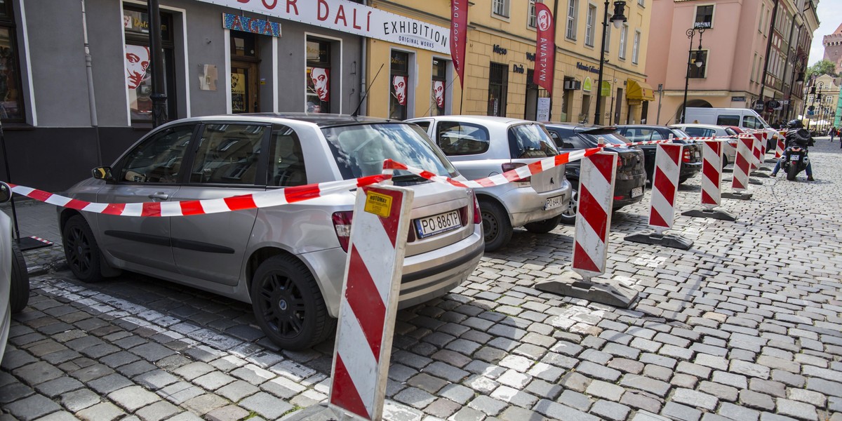 Zabierają 121 miejsc parkingowych