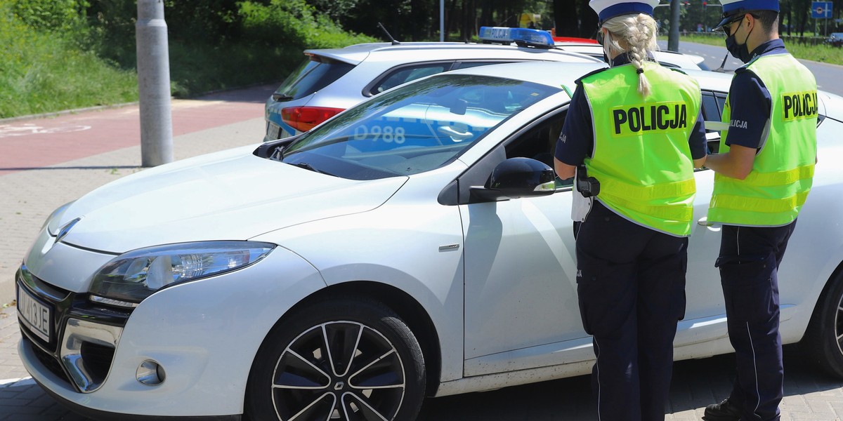 Na wysokość ceny polisy OC wpływa nie tylko wypadkowość, ale też liczba punktów karnych nałożonych na kierowcę za nieprzestrzeganie przepisów.