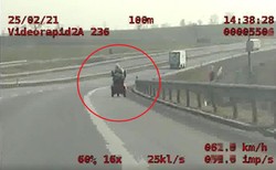 Kobieta jechała wózkiem inwalidzkim po S5. Policja uratowała jej życie