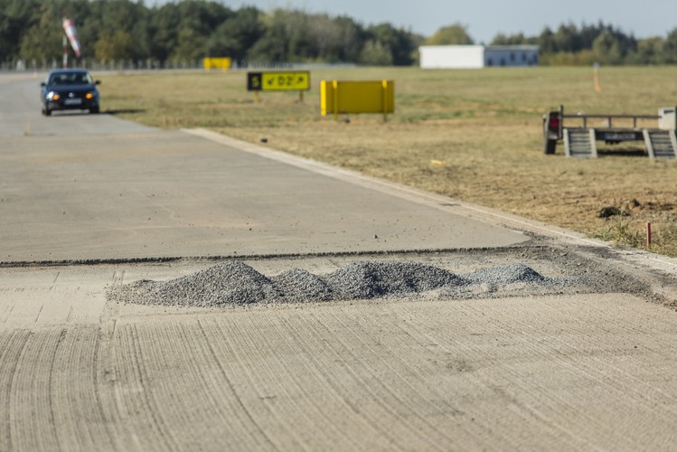 Modernizacja drogi startowej Portu Lotniczego Poznań-Ławica  (bj/mr) PAP/Bartosz Jankowski