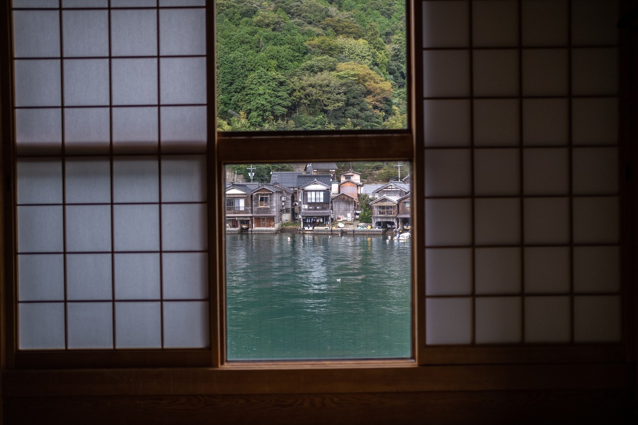 Pohľad na rybárske mestečko z okna.