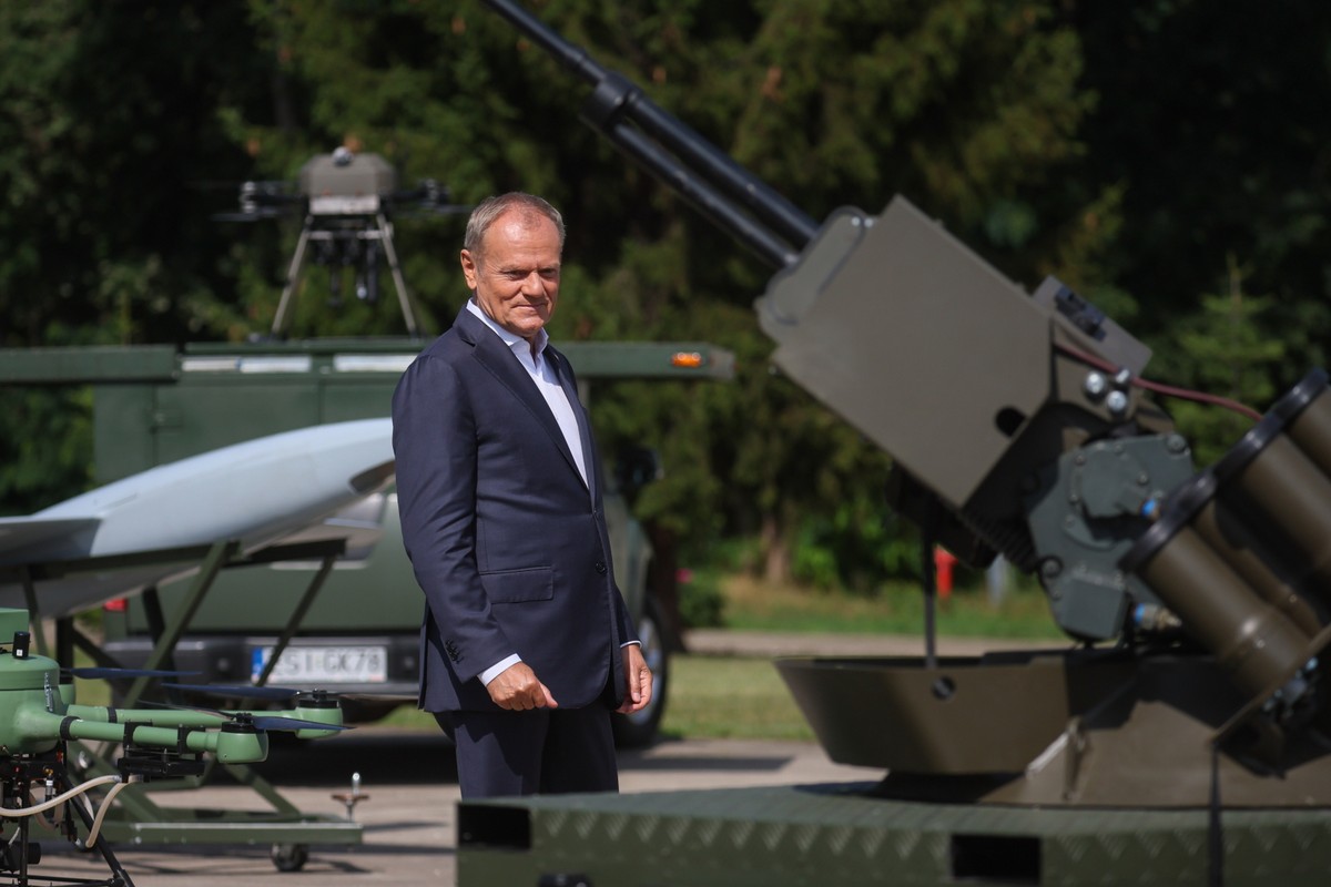 Premier Donald Tusk na terenie Instytutu Technicznego Wojsk Lotniczych w Warszawie. Krytykuje Hołownię za spotkania z PiS: „Poważny błąd”