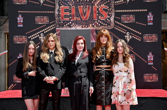 Kobiety Presleya: Priscilla, Lisa-Marie, Riley oraz bliźniaczki - Harper i Finnley