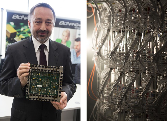 Zbudowany jest z 20 paneli z 3 tysiącami specjalnie zaprojektowanych systemów elektronicznych. 
<br>
Koordynator projektu ARUZ z firmy Ericpol - Adam Włodarczyk, podczas prezentacji ARUZa - Analizatora Rzeczywistych Układów Złożonych <br><br> (gm/mr) PAP/Grzegorz Michałowski