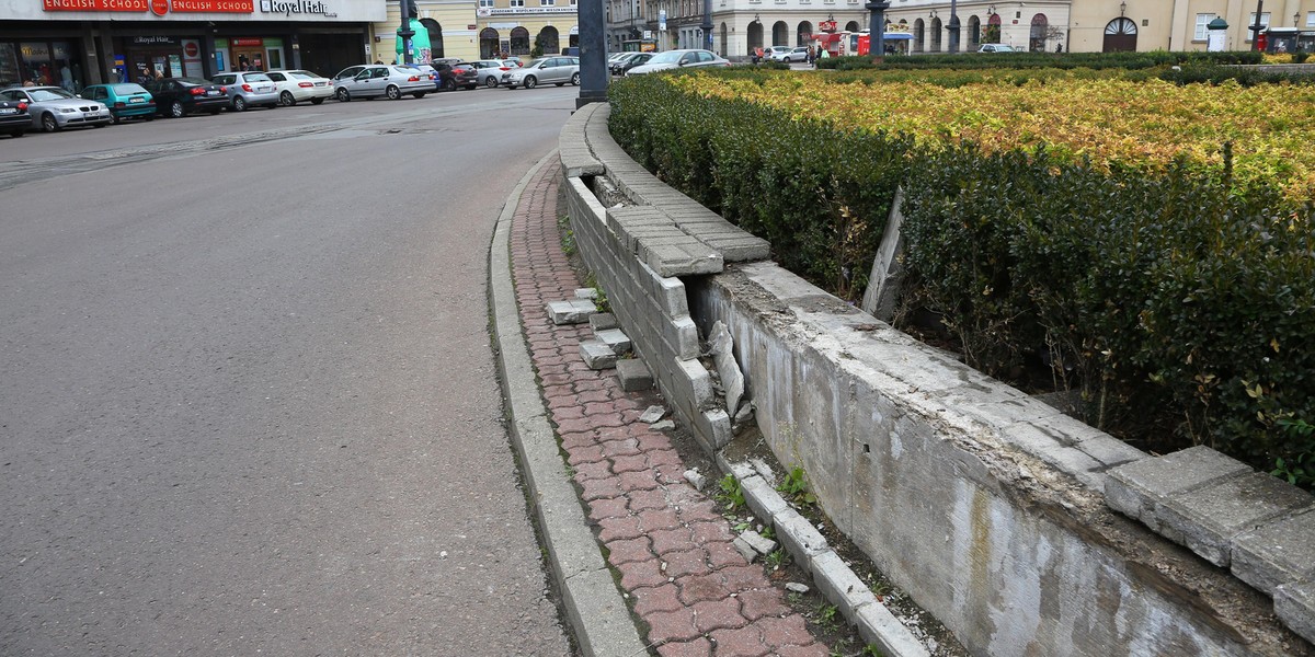 Plac Wolności w Łodzi w ruinie. Murek odgradzający od jezdni wyspę z pomnikiem Tadeusza Kościuszki runął. Co na to ZDiT w Łodzi?