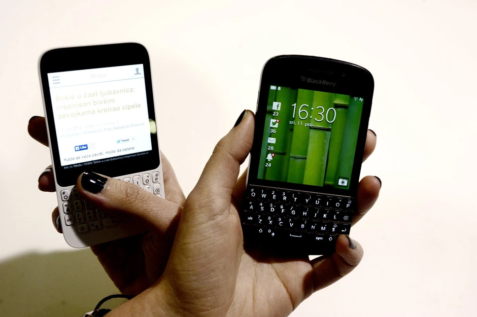 Q5 (levo) je za oko 150 evra jeftiniji od Q10, a ima slične performanse