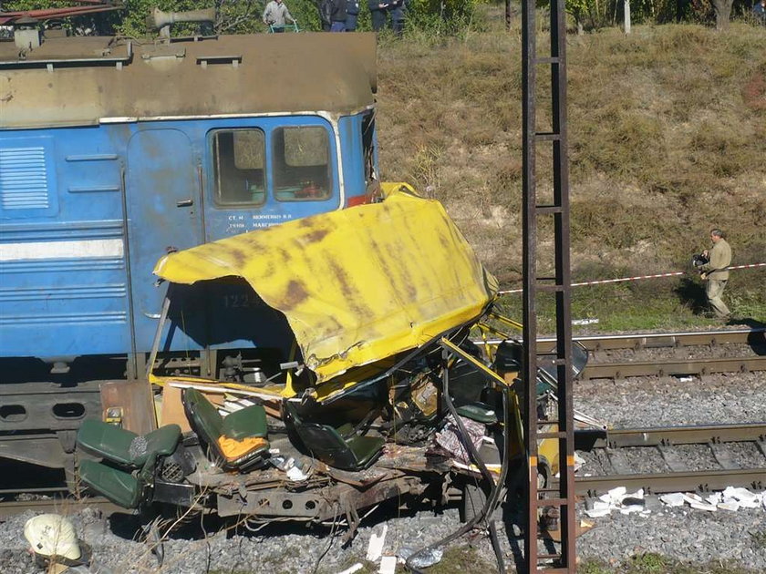 Koszmar! 42 osoby zginęły pod lokomotywą!