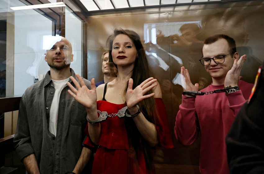 Novinari Antonina Favorskaja, Konstantin Gabov, Sergej Karelin i Artjom Kriger osuđeni su na pet i po godina zatvora po optužnici za ekstremizam | Foto: Reuters