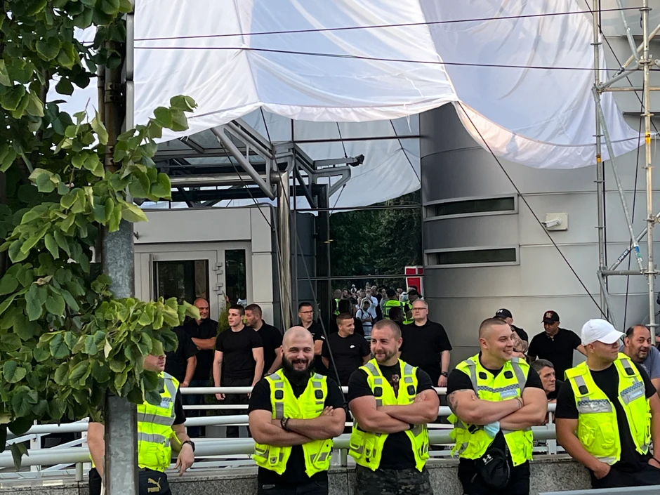 Atmosfera ispred "Pinka" nešto pre 20.30 sati