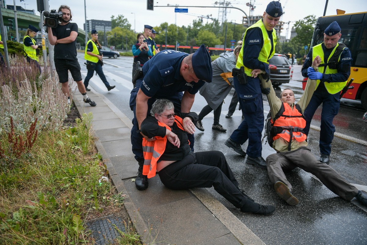 Warszawa: Aktywiści Ostatniego Pokolenia zablokowali al. Wilanowską. Na zdjęciu aktywistka Katarzyna Augustynek