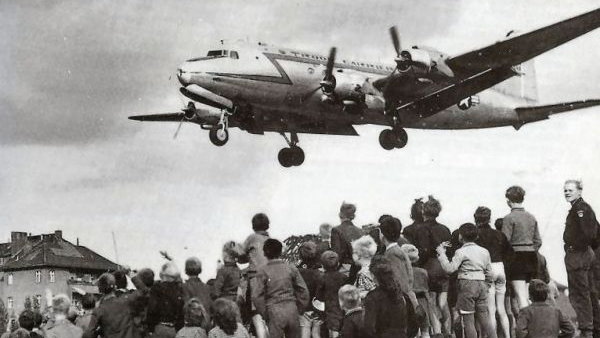 Amerykański samolot transportowy ląduje na lotnisku Tempelhof podczas blokady Berlina (fot. Henry Ries / USAF, domena publiczna)